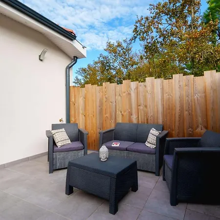 Bourg Avec Jardin Classe 2 Etoiles Pour 6 Personnes *