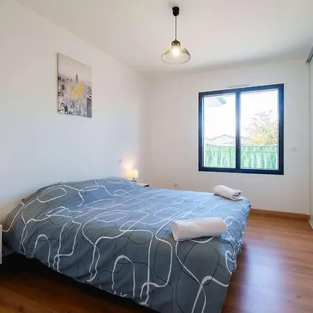 Bourg Avec Jardin Classe 2 Etoiles Pour 6 Personnes Villa