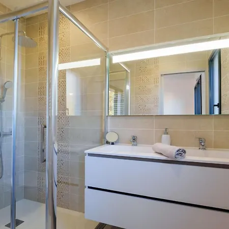 Bourg Avec Jardin Classe 2 Etoiles Pour 6 Personnes *